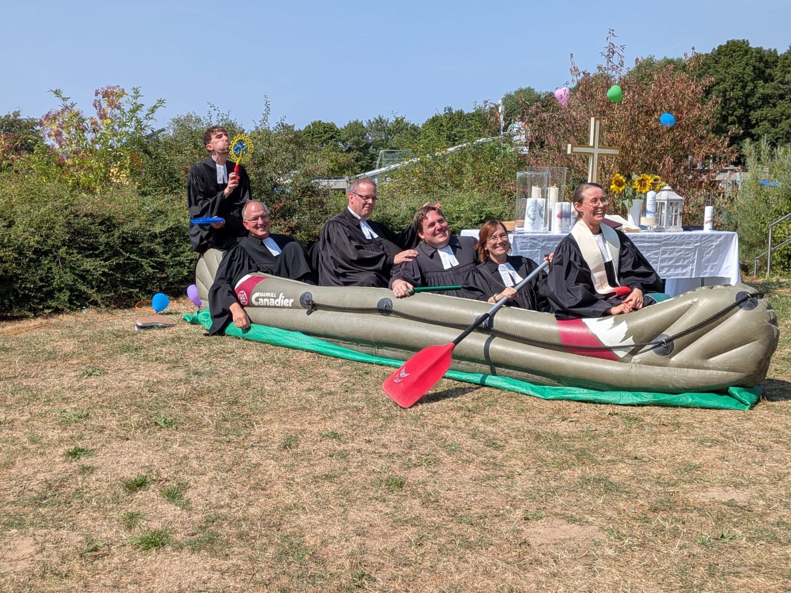 Die Pfarrer sind in einem Boot zu sehen