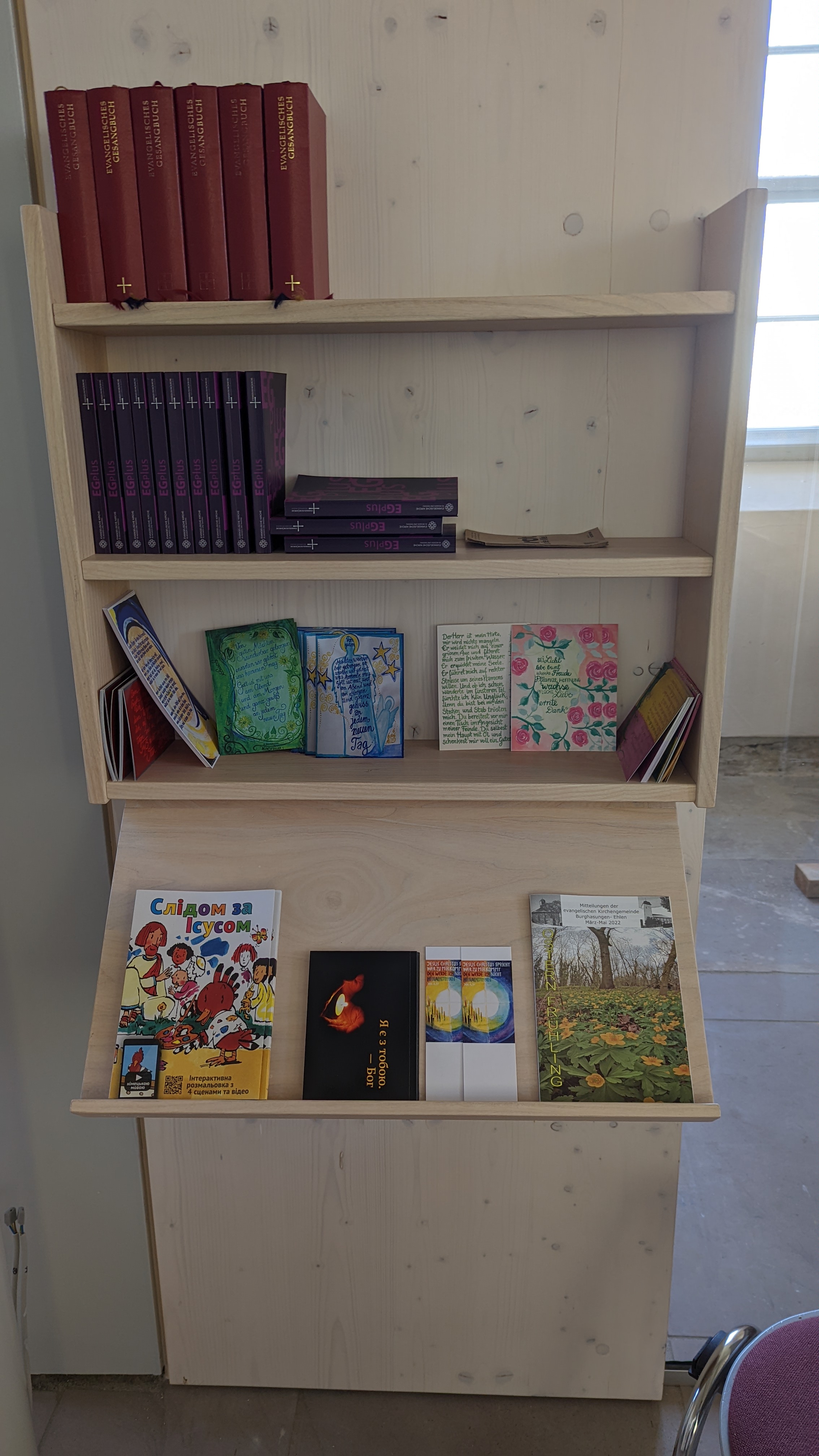Bücherregal in der Kirche Burghasungen