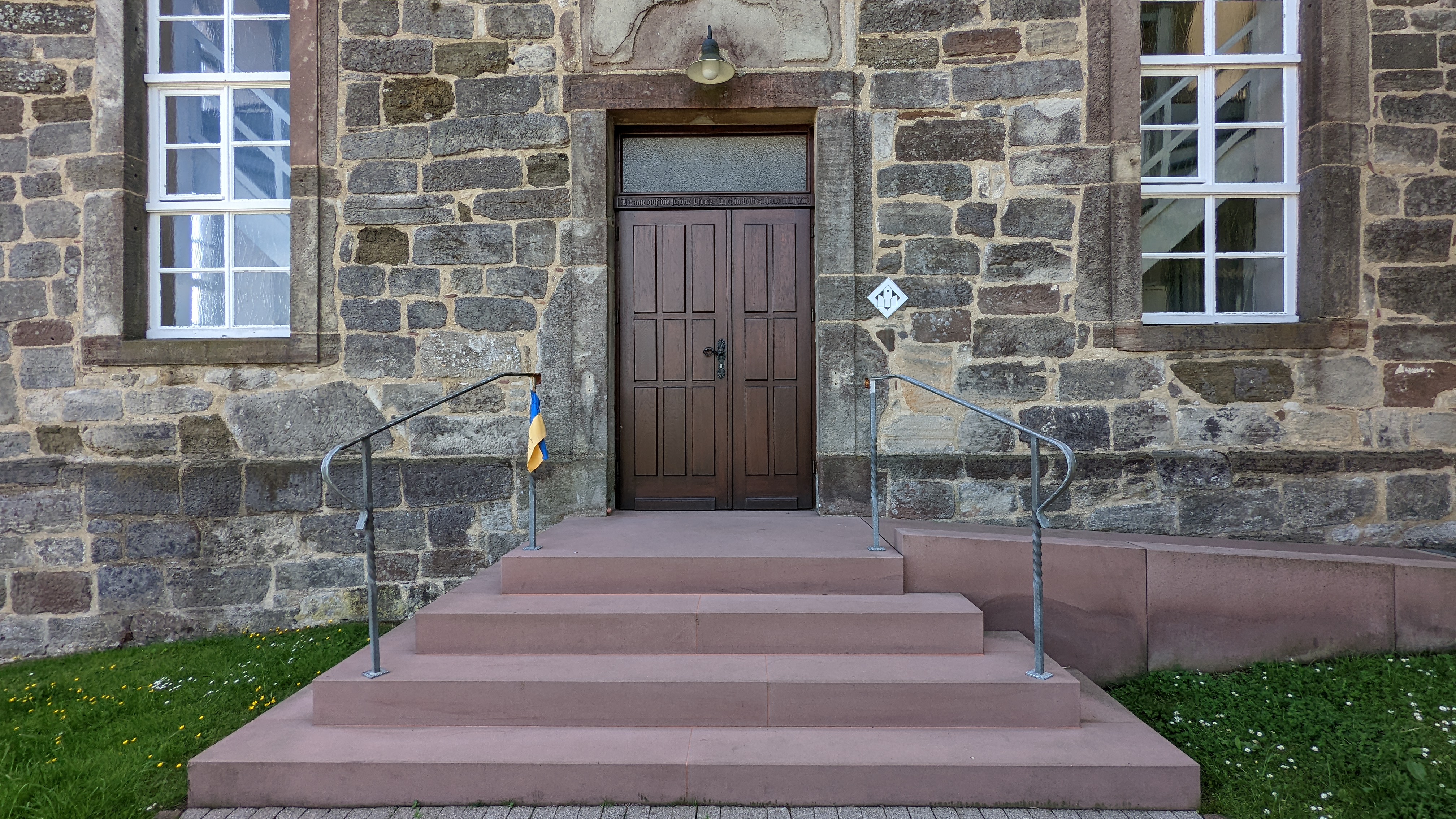 Eingangsbereich der Kirche Burghasungen