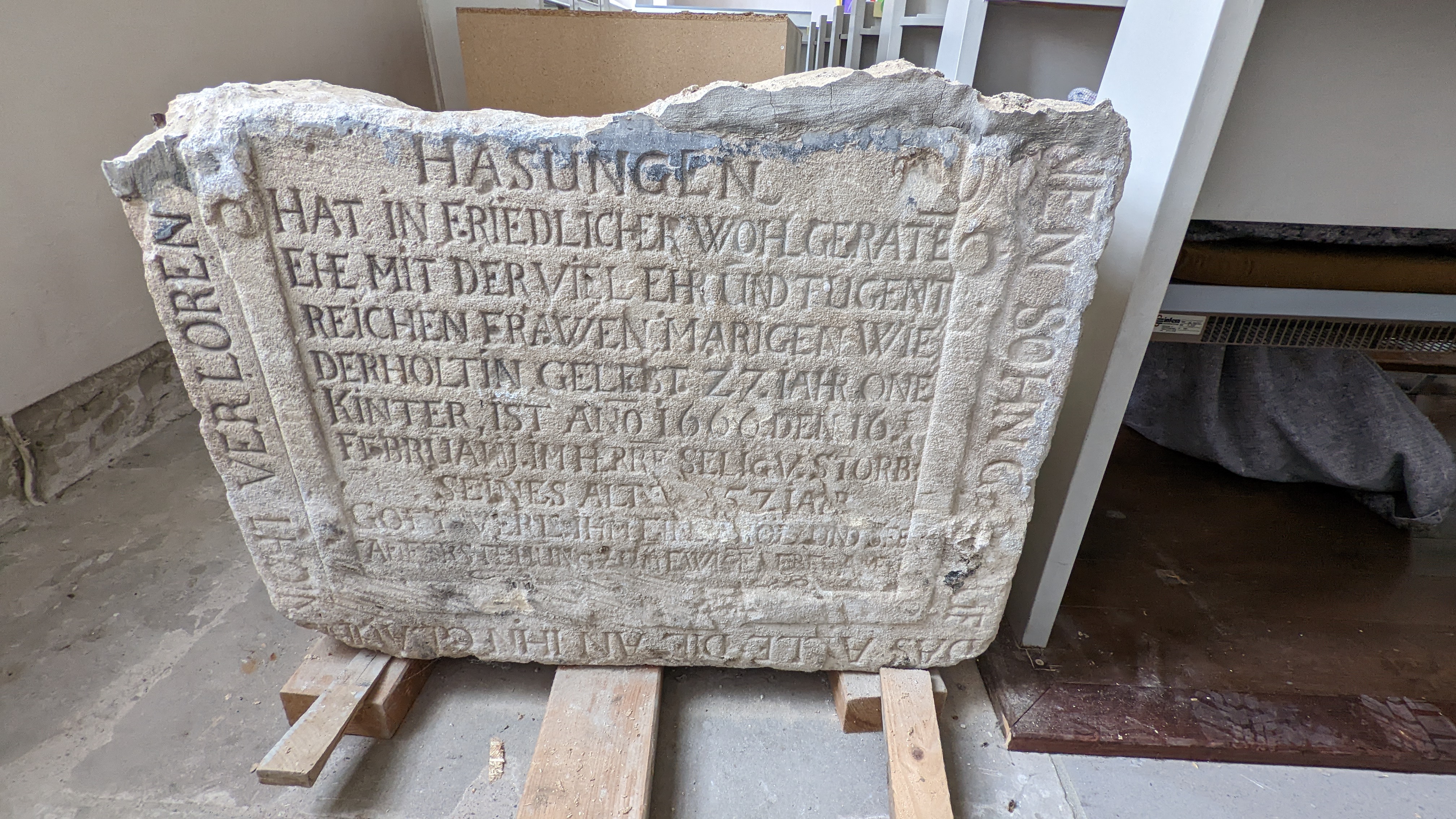 Historischer Stein in der Kirche Burghasungen