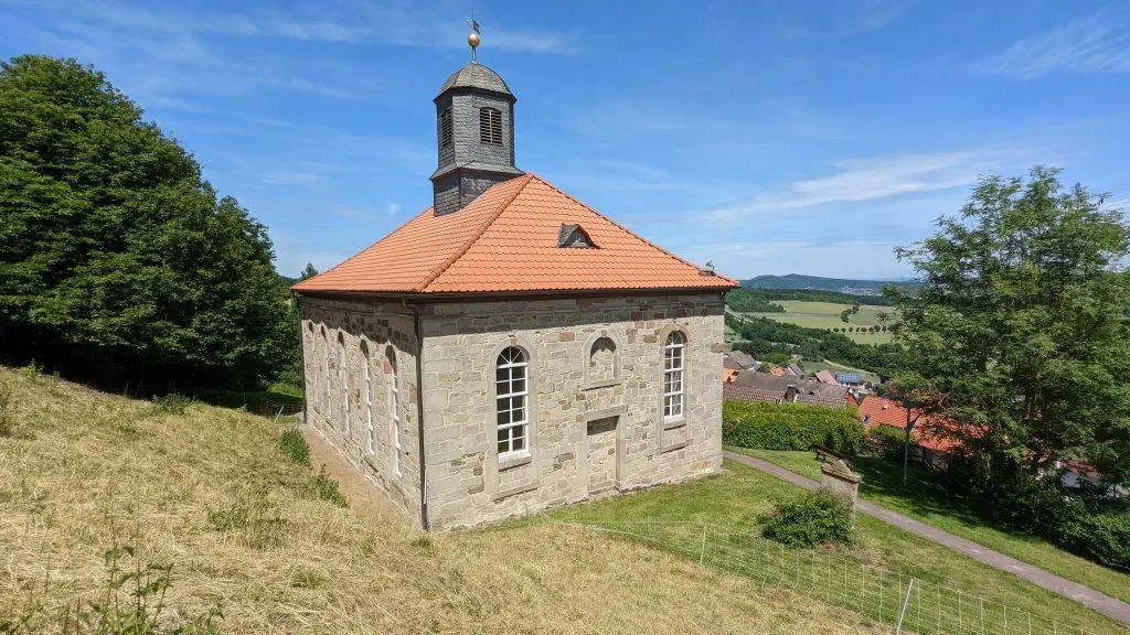 Außenansicht der Evangelischen Kirche in Burghasungen