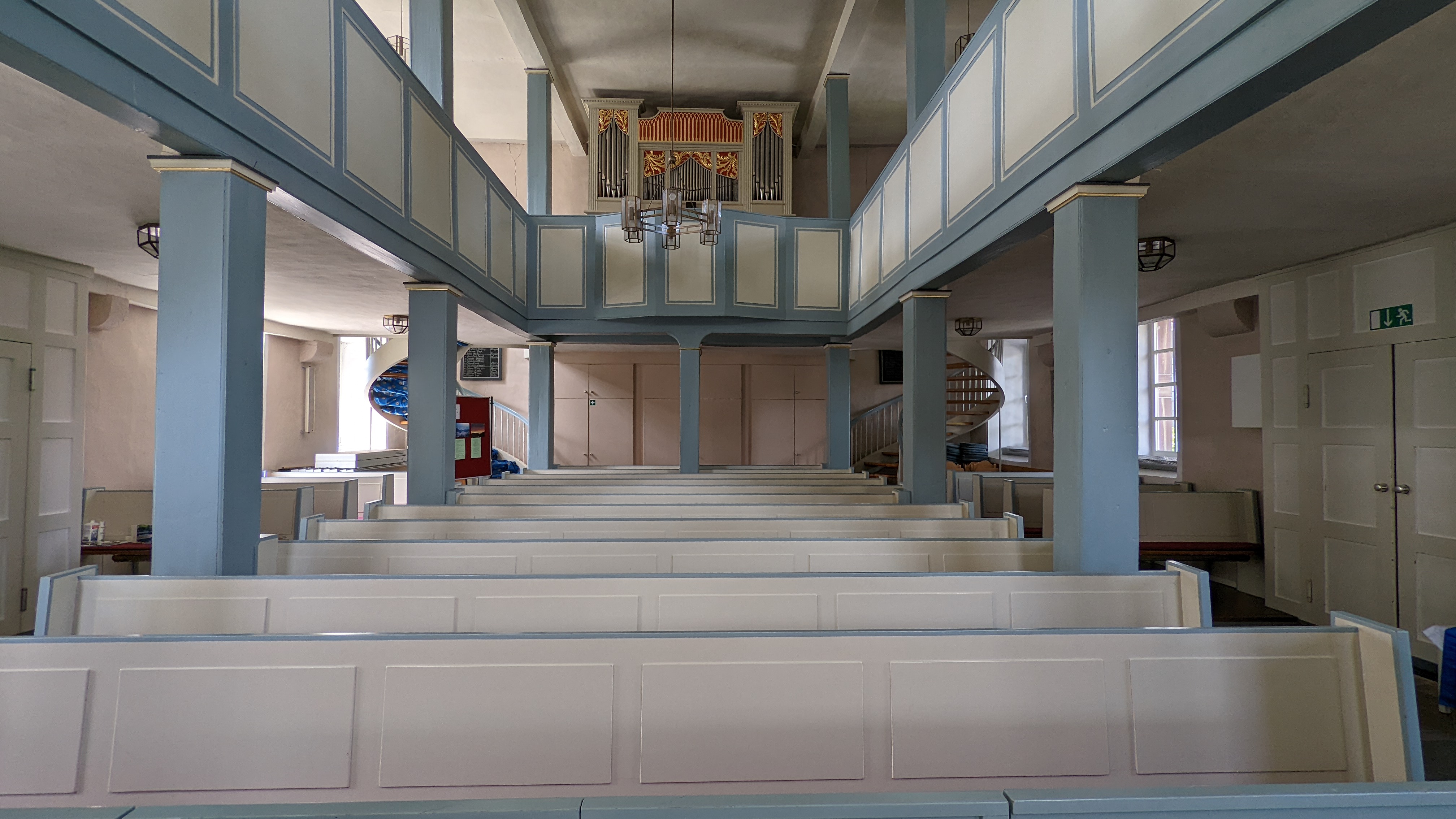 Blick über die Kirchenbänke in Ehlen